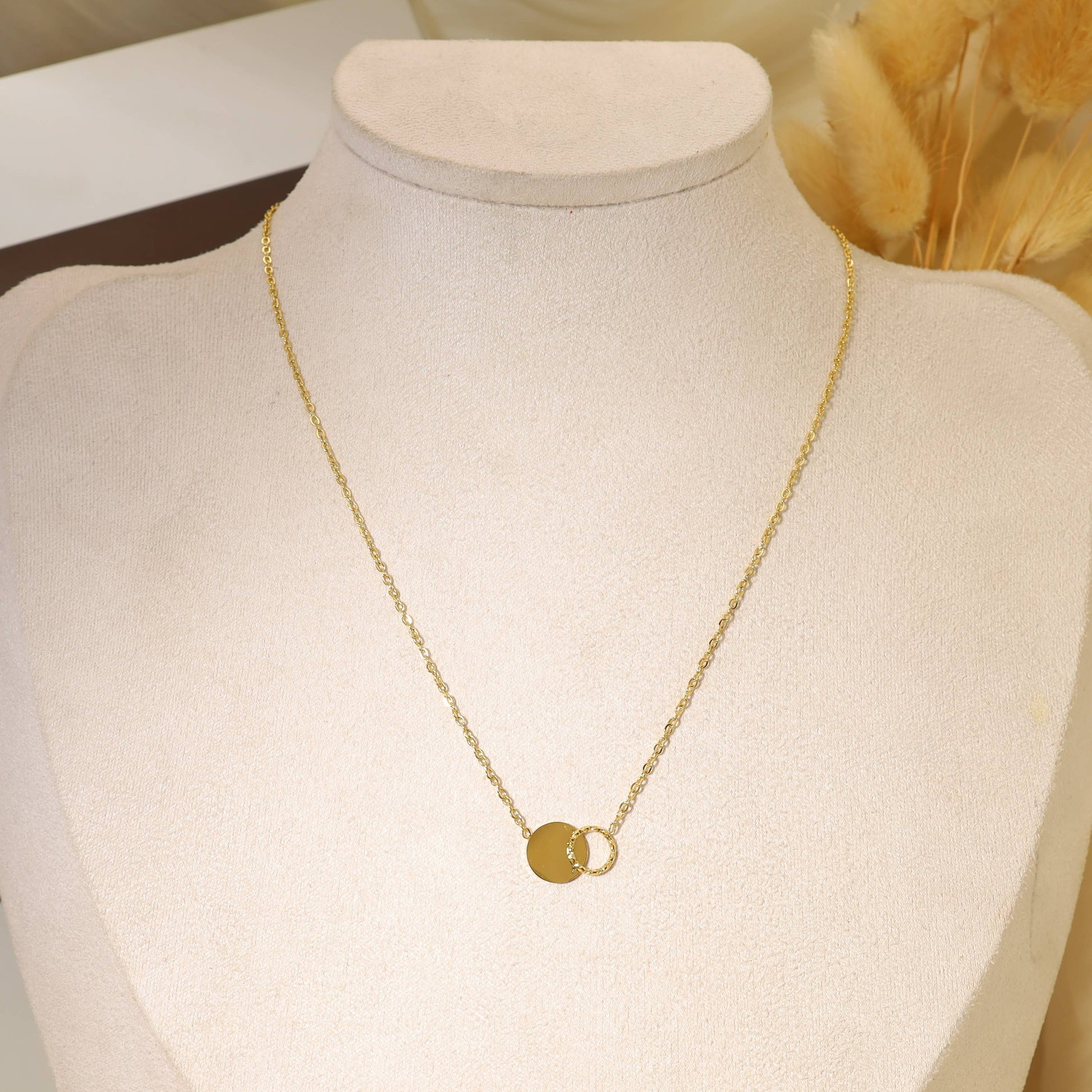 Goldkette mit Goldpastille und Kreis
