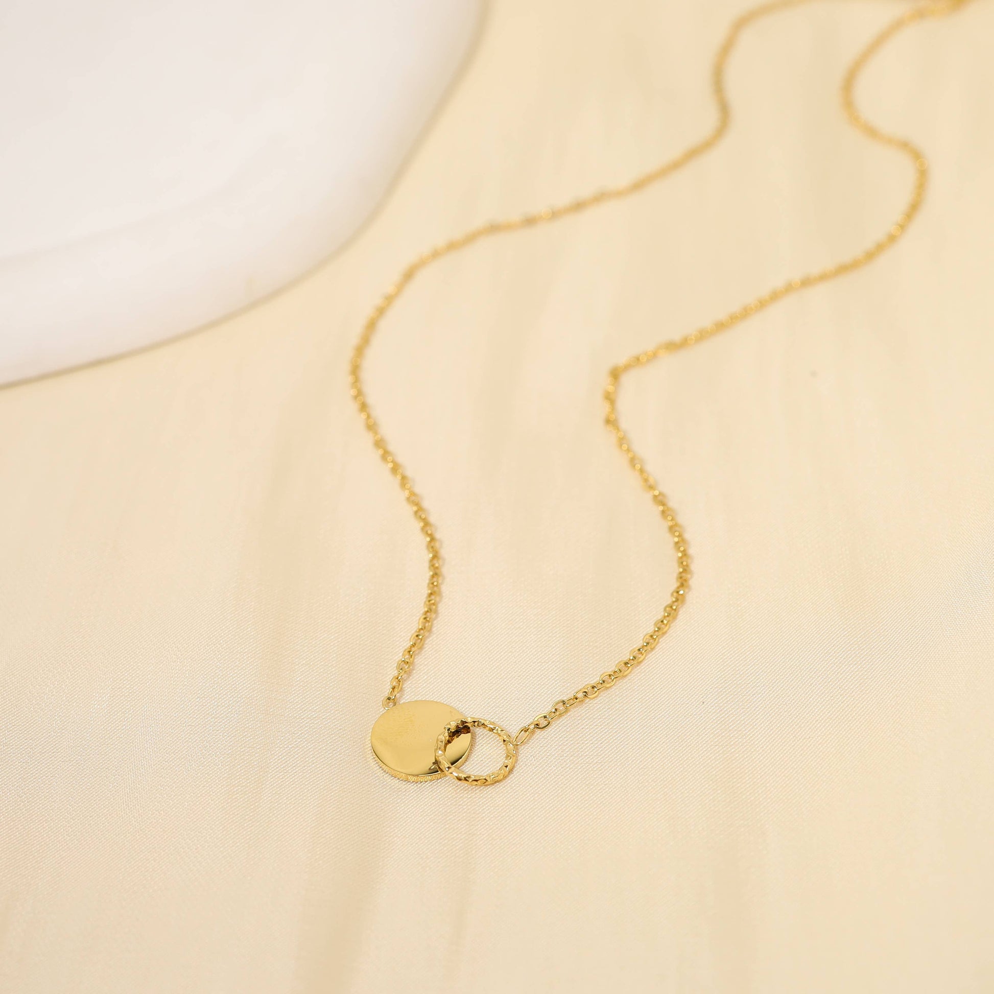Goldkette mit Goldpastille und Kreis
