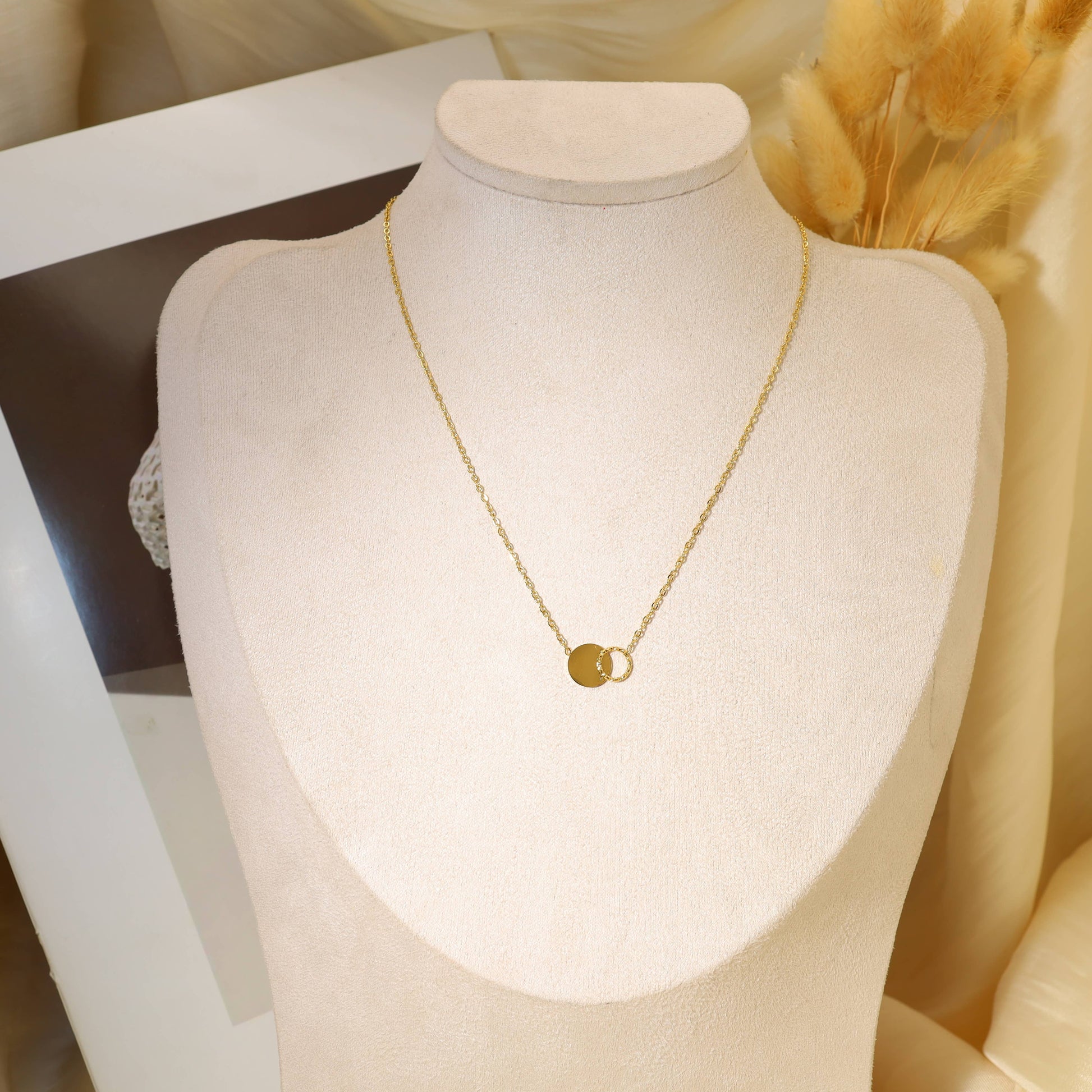 Goldkette mit Goldpastille und Kreis