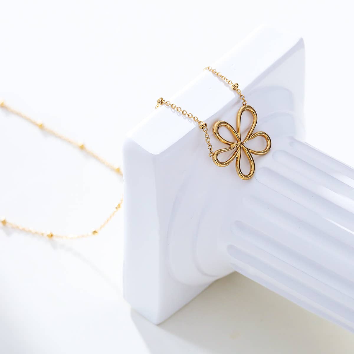 Blumenhalskette aus feinem Gold mit 5 Blütenblättern