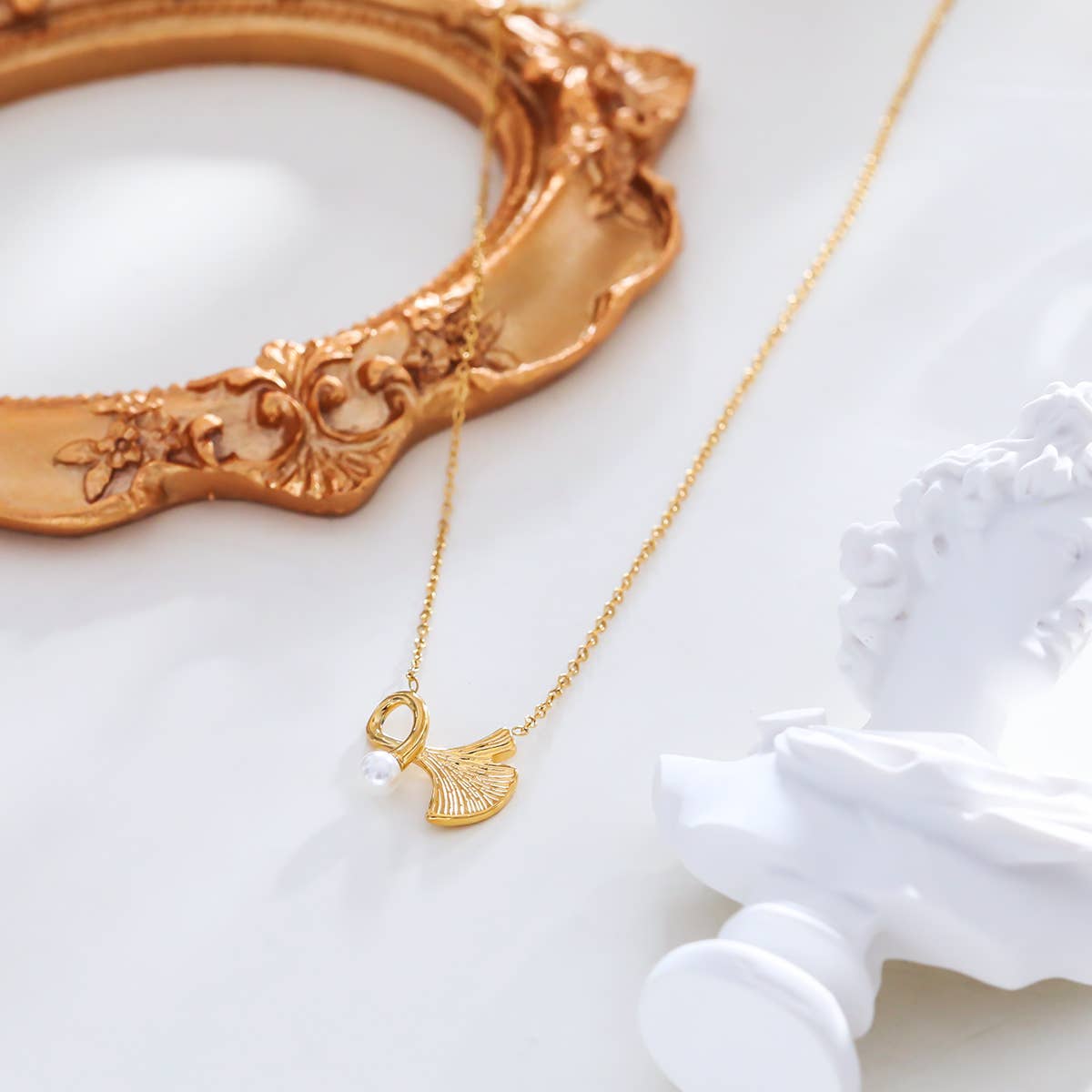 Goldkette mit Ginkgoblüte und Perlenanhänger