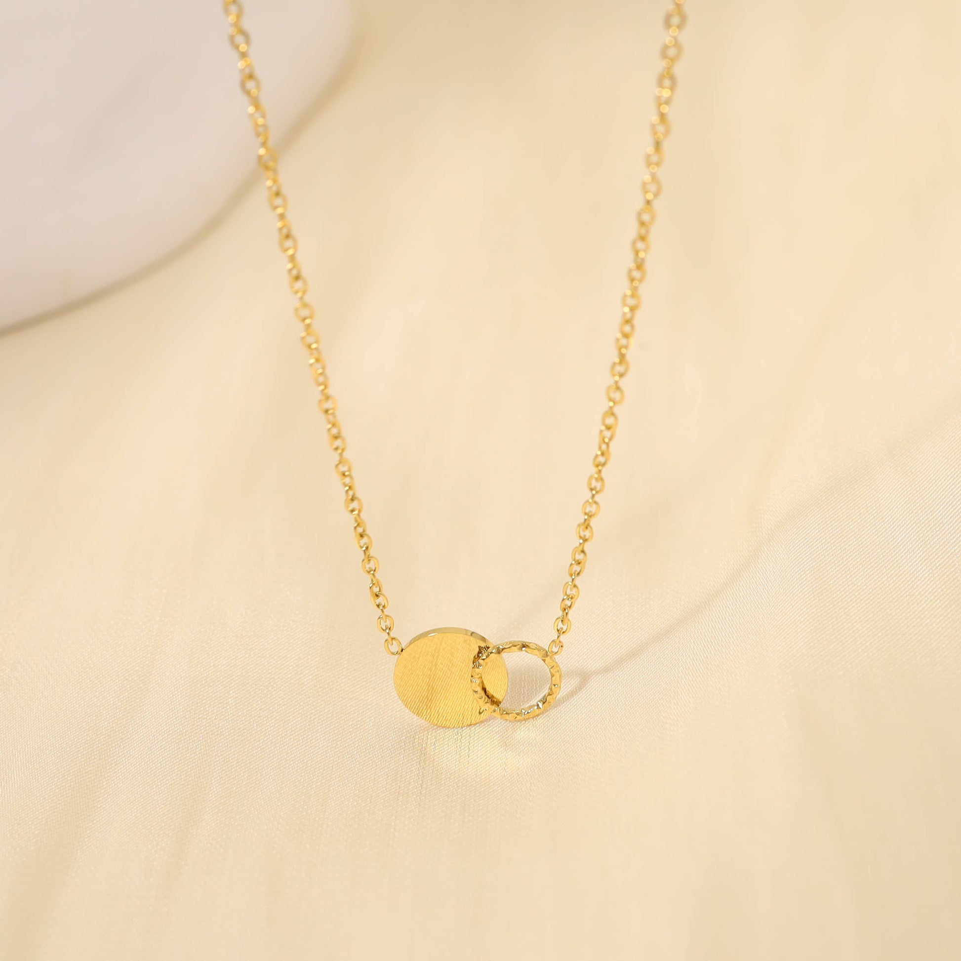 Goldkette mit Goldpastille und Kreis
