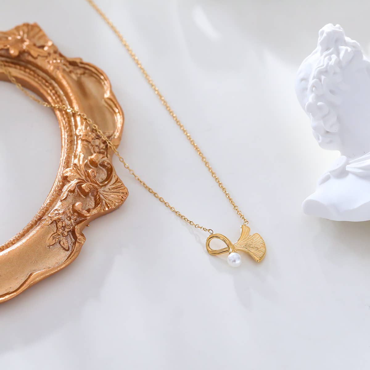 Goldkette mit Ginkgoblüte und Perlenanhänger